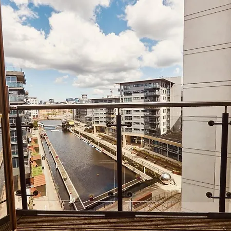 Deluxe River Canal View & Free Secure Parking! Apartament