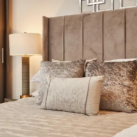 Deluxe River Canal View & Free Secure Parking! * Leeds (West Yorkshire)