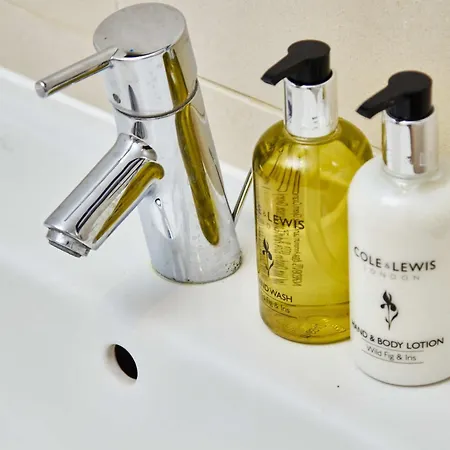 Deluxe River Canal View & Free Secure Parking! * Leeds (West Yorkshire)