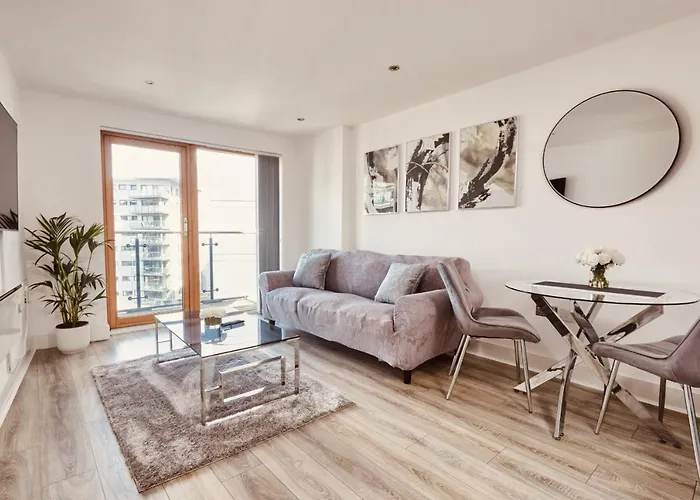 Deluxe Apt & The Best River Canal View In Leeds * Лидс