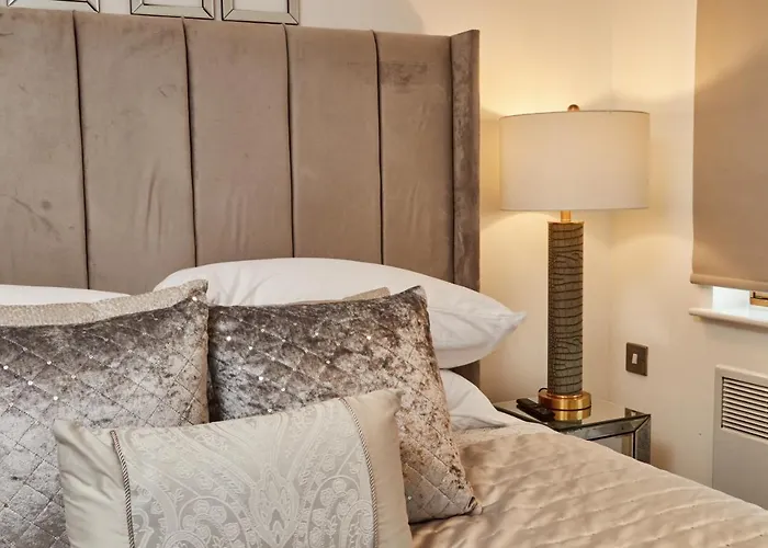 Deluxe Apt & The Best River Canal View In Leeds