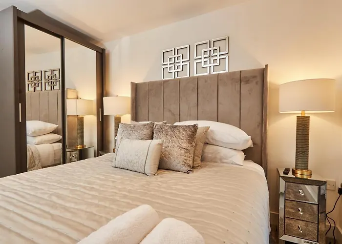 Апартаменты Deluxe Apt & The Best River Canal View In Leeds *