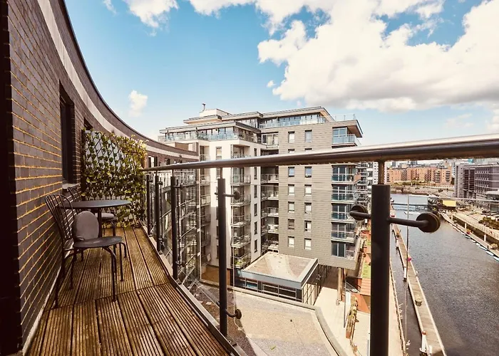 Deluxe Apt & The Best River Canal View In Leeds Апартаменты