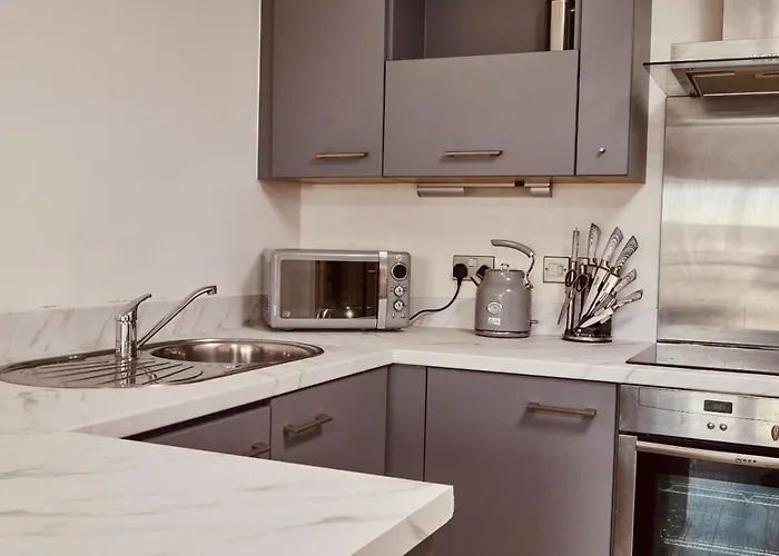 Deluxe Apt & The Best River Canal View In Leeds *