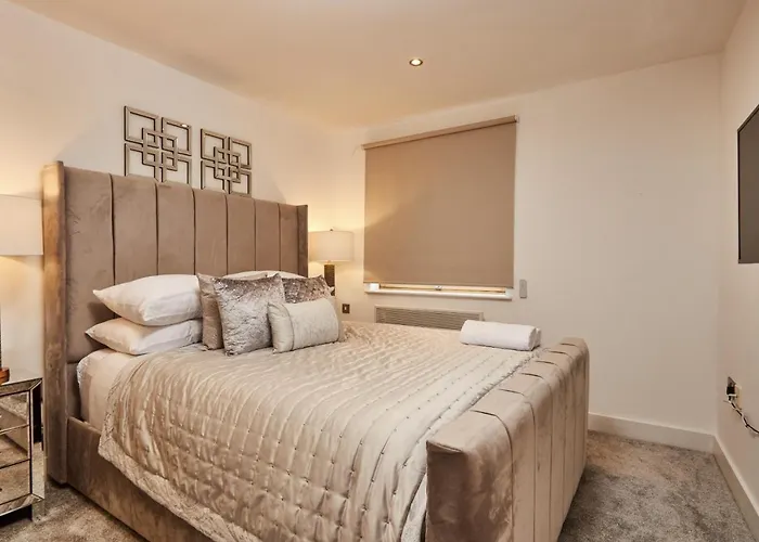 Deluxe Apt & The Best River Canal View In Leeds