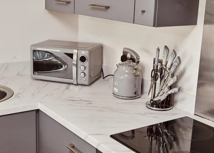 Deluxe Apt & The Best River Canal View In Leeds