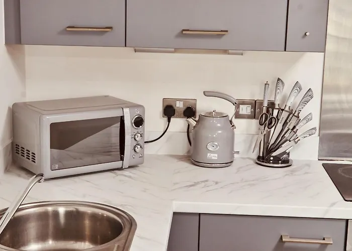 Deluxe Apt & The Best River Canal View In Leeds Apartment *