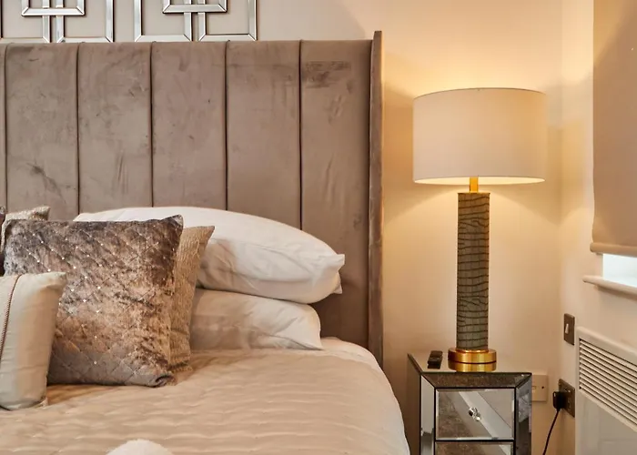 Апартаменты Deluxe Apt & The Best River Canal View In Leeds Лидс