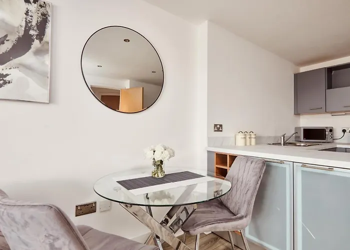 Deluxe Apt & The Best River Canal View In Leeds Апартаменты *