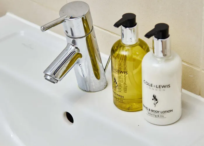 Deluxe Apt & The Best River Canal View In Leeds * Лидс