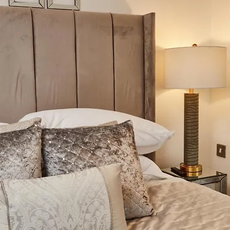 Deluxe Apt & The Best River Canal View In Leeds